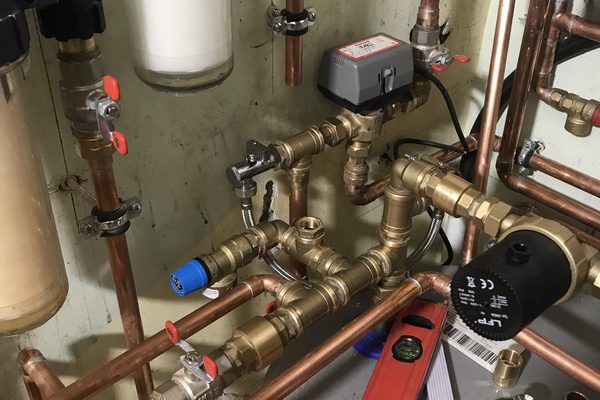 Armatura instalacji grzewczej — detal — Hydro-Solar