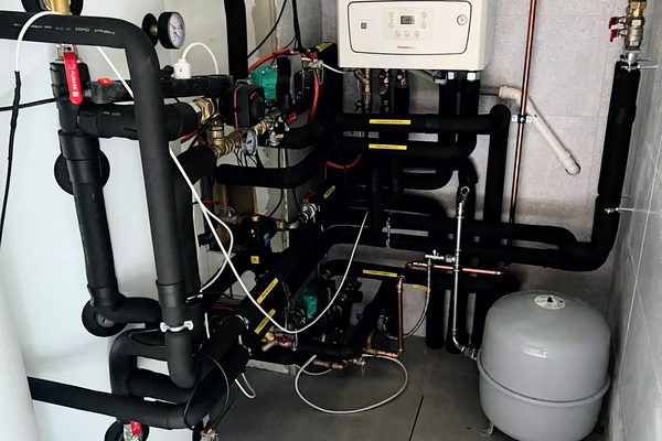 Montaż pompy ciepła — instalacja techniczna