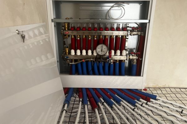 Szafka rozdzielacza — rozprowadzenie wody — Hydro-Solar